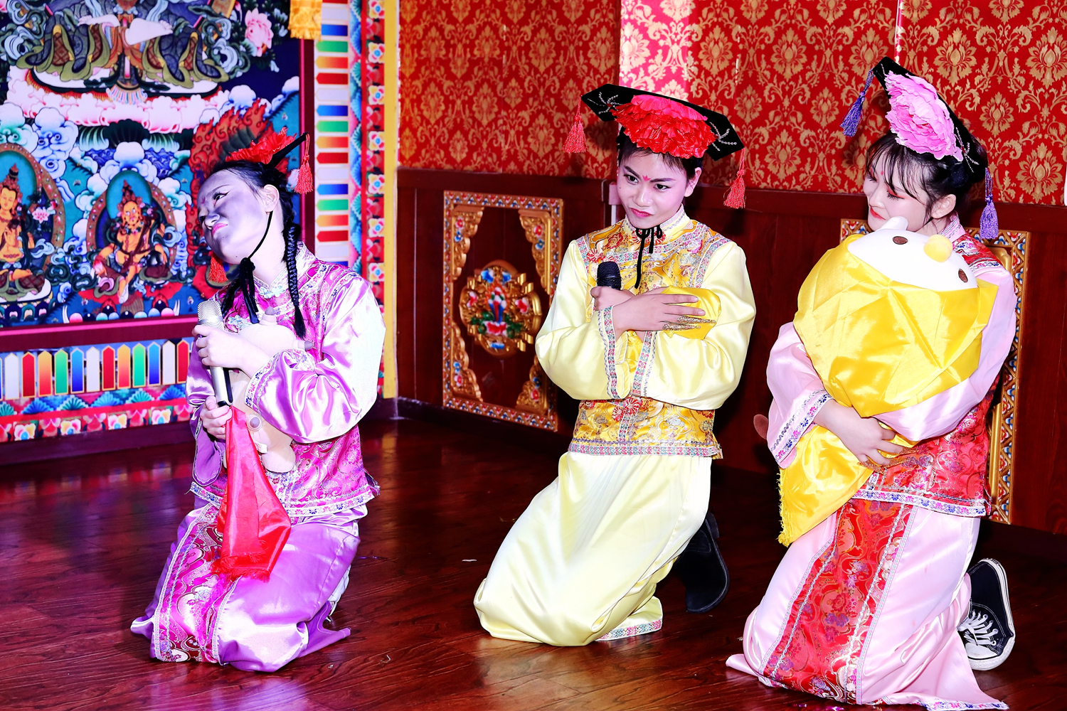 【女神节 辣眼睛】巴中美女老师演"咖妃"比宋小宝还黑