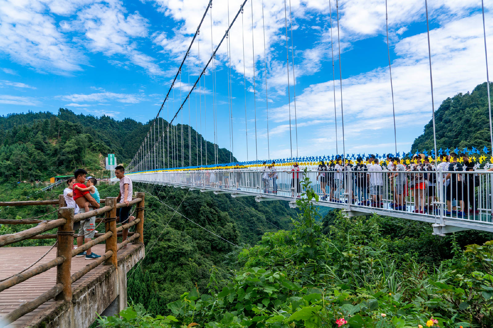 远眺南宝山景区的玻璃吊桥