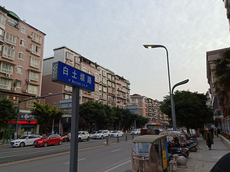 南充市顺庆区白土坝路(西河派出所门口),这个隔离栏口子安全隐患大!