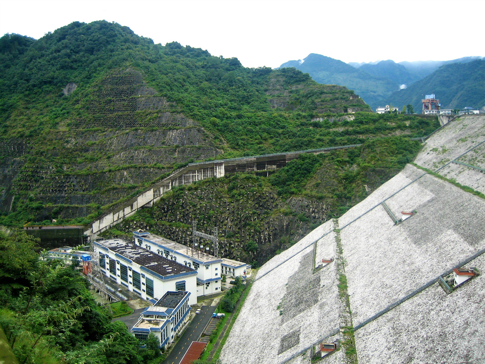 徒步紫坪铺水库