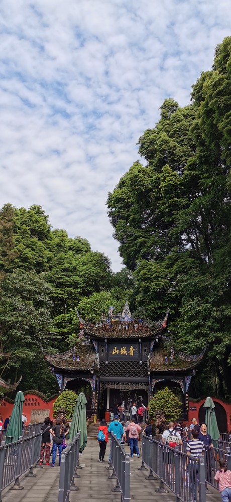 自行车骑过溪村青城山环山路