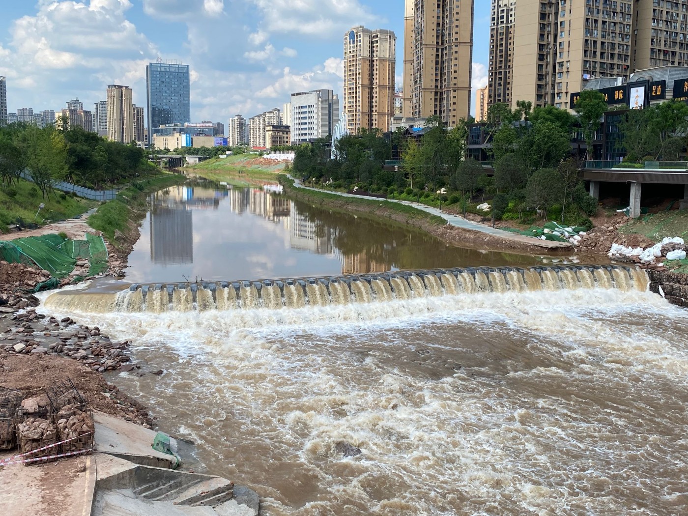 西河瀑布再现 拦水坝一切恢复正常