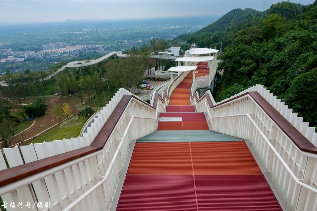 建设中的天府新区龙泉山城市森林公园绿道高空栈道已上麻辣首页