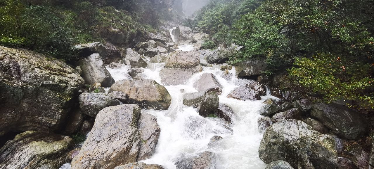 风雨庐山三叠泉