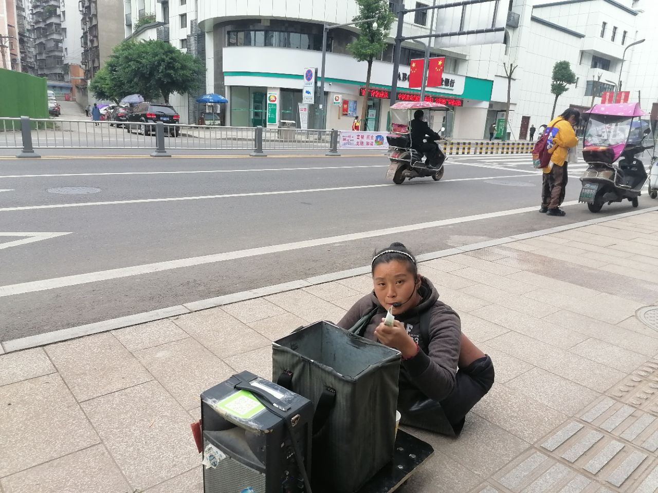 奇怪蓬安街头再现残疾人在流浪乞讨谁可以让她回家