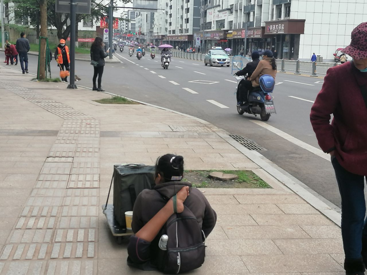 奇怪蓬安街头再现残疾人在流浪乞讨谁可以让她回家