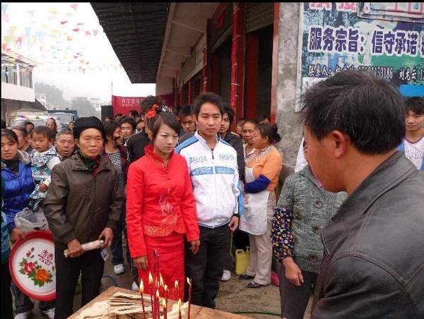 四川:婚礼上对老人公(公公)恶搞的那点事 (图)