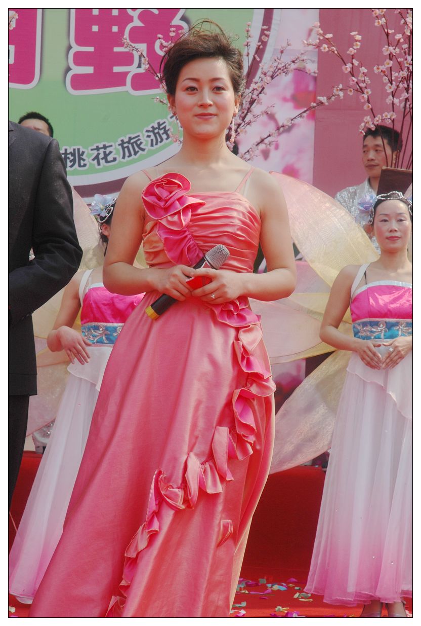 2010年3月20日蓬安河舒桃花节开幕式上一美女在烈火中永生(照片为证)