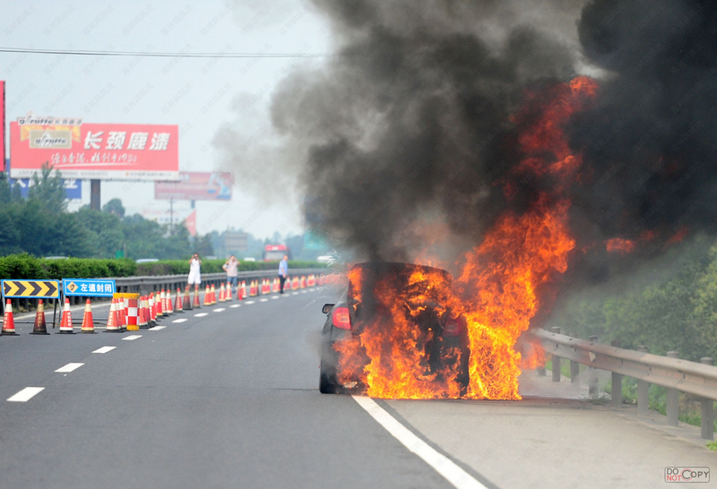 0724直面成绵高速路奔腾b50灰飞烟灭(高清图片)