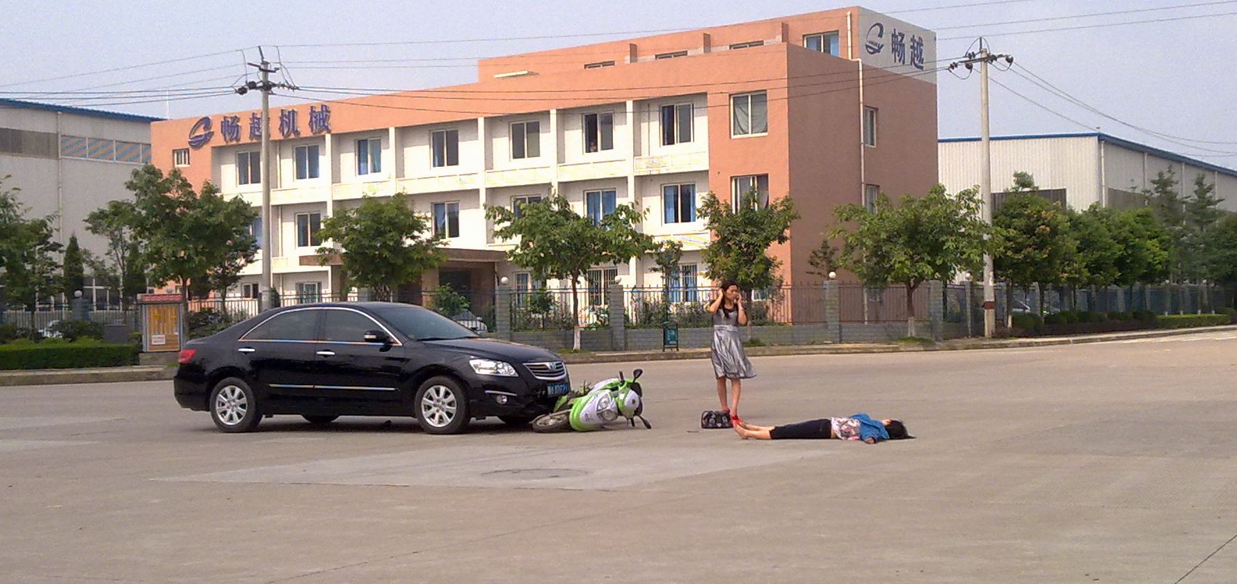 超速<em>闯红灯女</em>将电动车女主人直接撞飞(附第一