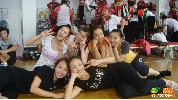 <em>养眼</em>!看看<em>艺术</em>学院<em>美女</em>帅哥毕业照 - 南江论坛