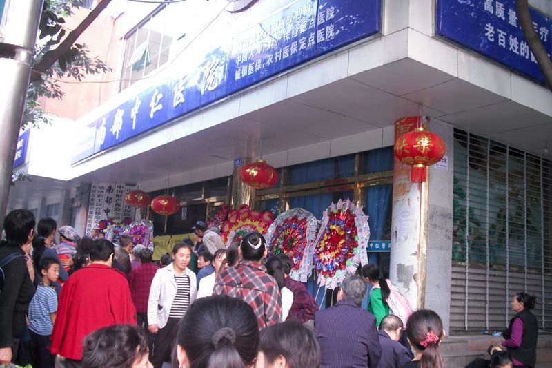 一男子在中仁医院手术后死亡,其妻相继气急身