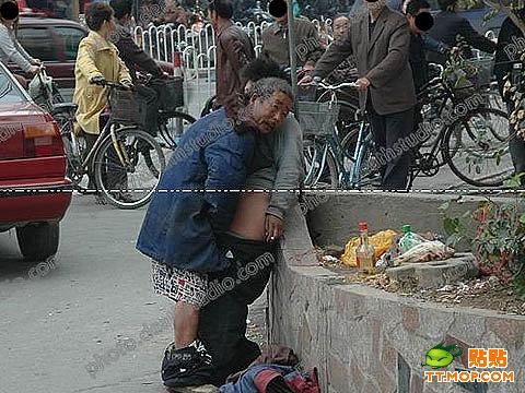 [纪实图]流浪汉与乞丐女"当街媾和"