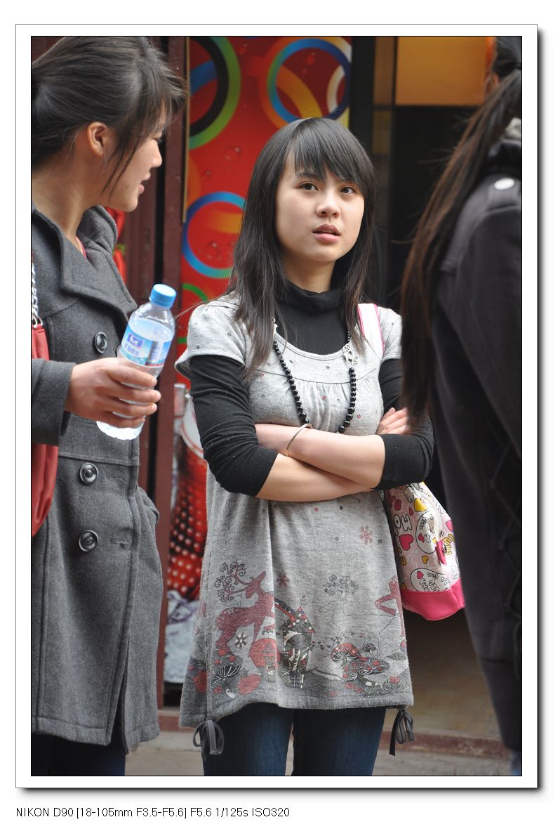 【美女如云】2011年2月26日:麦苗儿青来,菜花儿黄,成群结队的西华美女