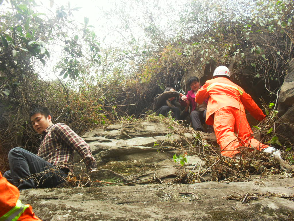女子跳崖轻生,消防紧急营救(版主注:生命曾可贵)