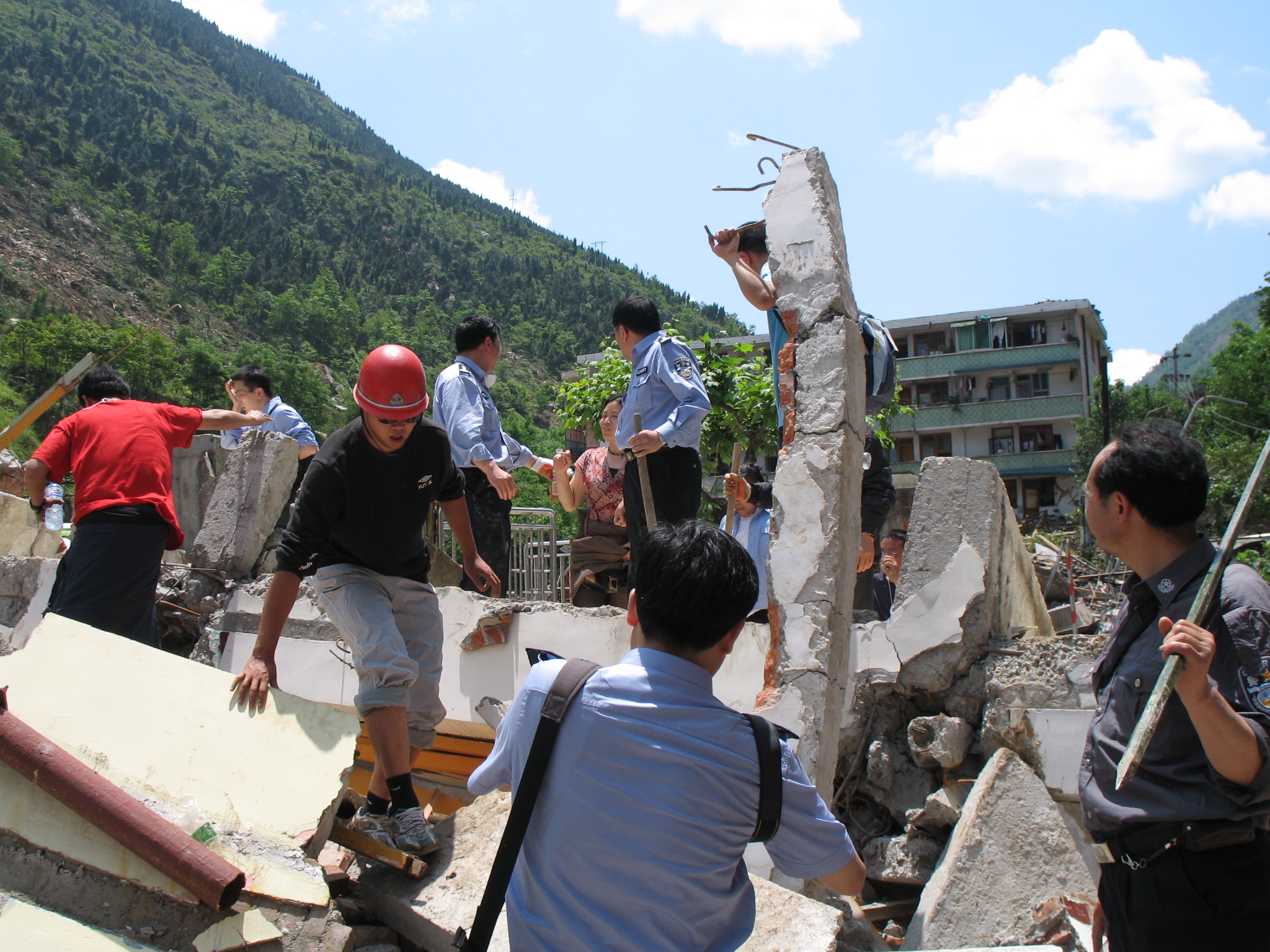 12征文】悲壮出击(第一时间第一梯队四川公安在抗震救灾展现英勇无畏