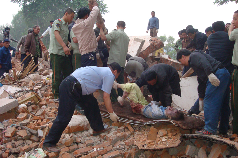 12征文】悲壮出击(第一时间第一梯队四川公安在抗震救灾展现英勇无畏