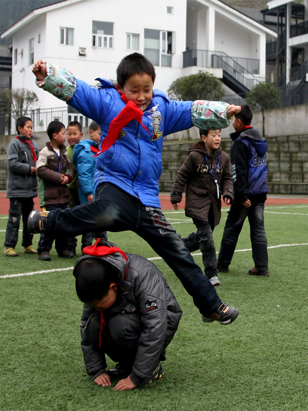 《天真快乐的什邡红白镇小学校的孩子们》