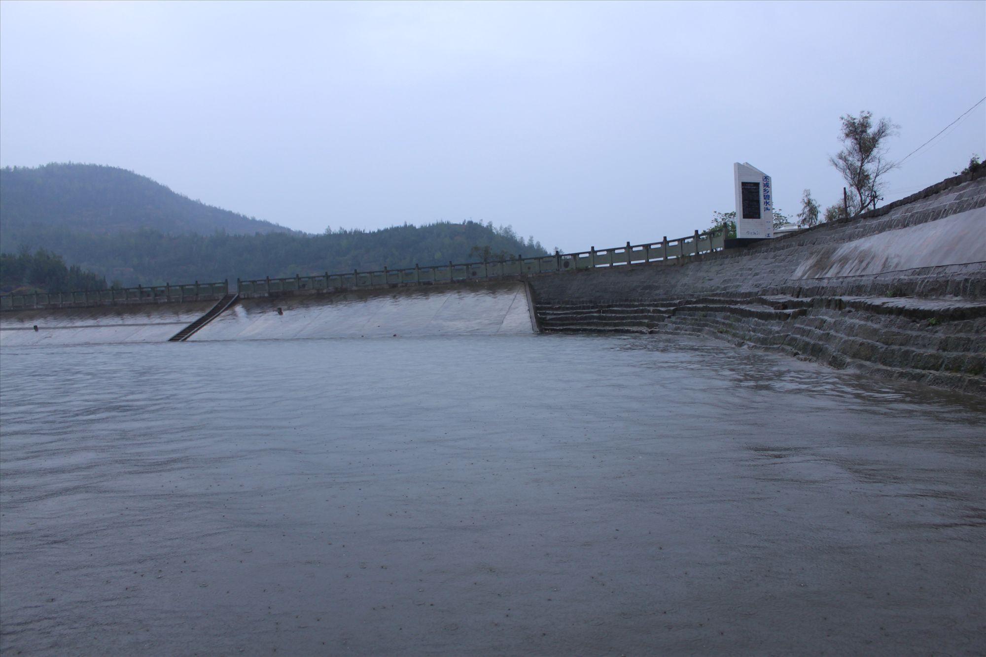 走進雨中的柏林水庫-營山論壇-麻辣社區 四川第一網絡社區 你的言論