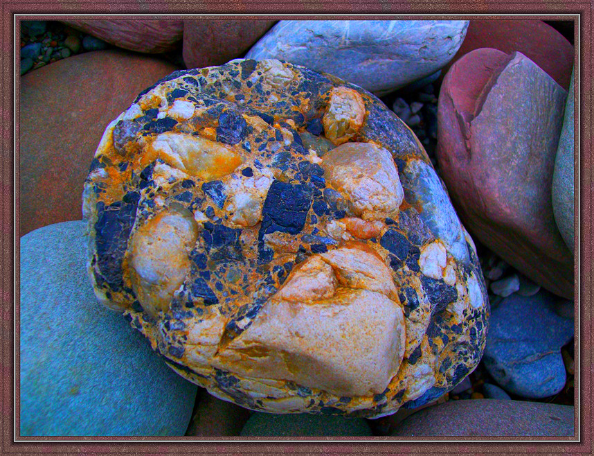 兄弟在那发现的这两块石头,一块像玉石,另一块既像玉石且像脸谱!