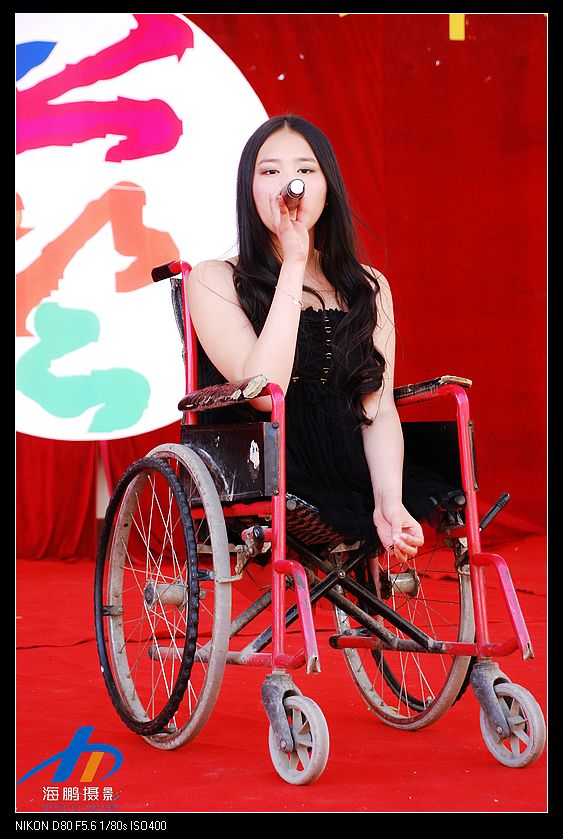 惊艳轮椅上的歌女如此美丽