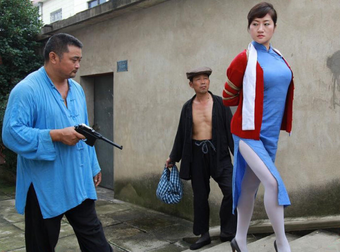 网传女大学生扮演的江姐受刑图