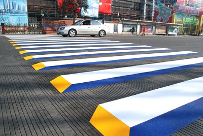 浙江台州的3d版斑马线,太逼真了,很容易看成障碍物,车主见了立马减速.