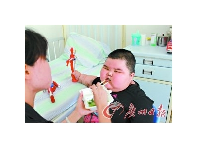 佛山3岁男童体重达120斤 体检一切正常