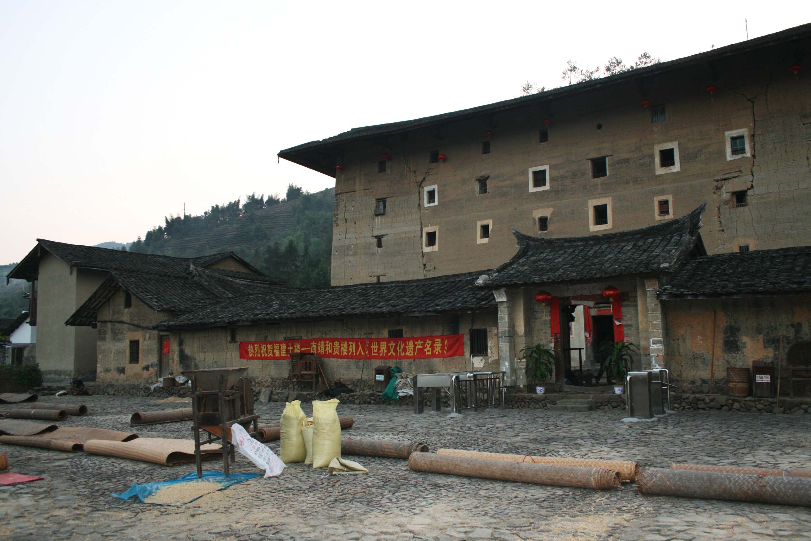 福建:南靖和贵楼因建在沼泽地上(方楼)成为世界文化遗产.jpg