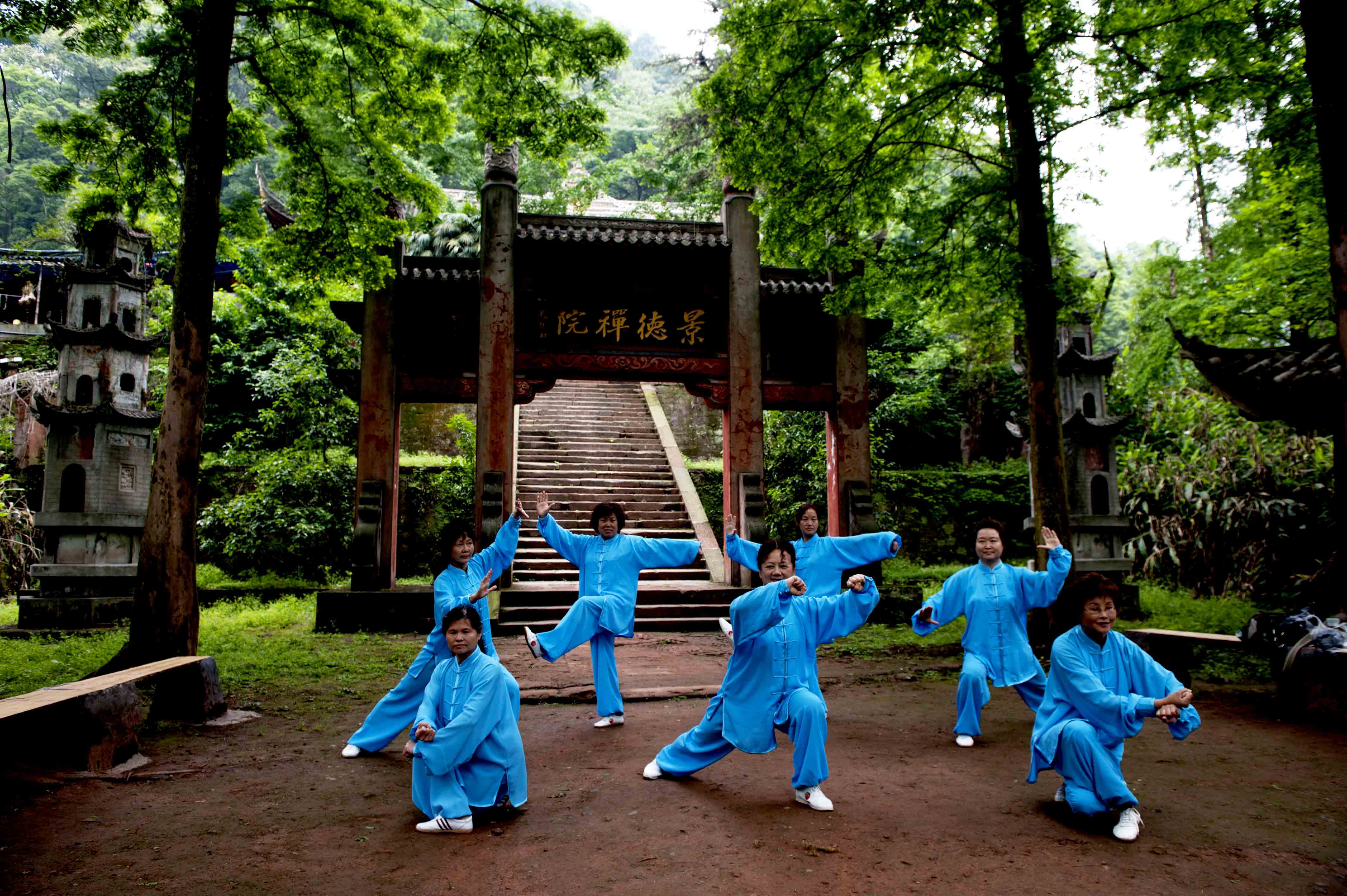 不是千手觀音,她們平時是操練這個東東的--太極拳.