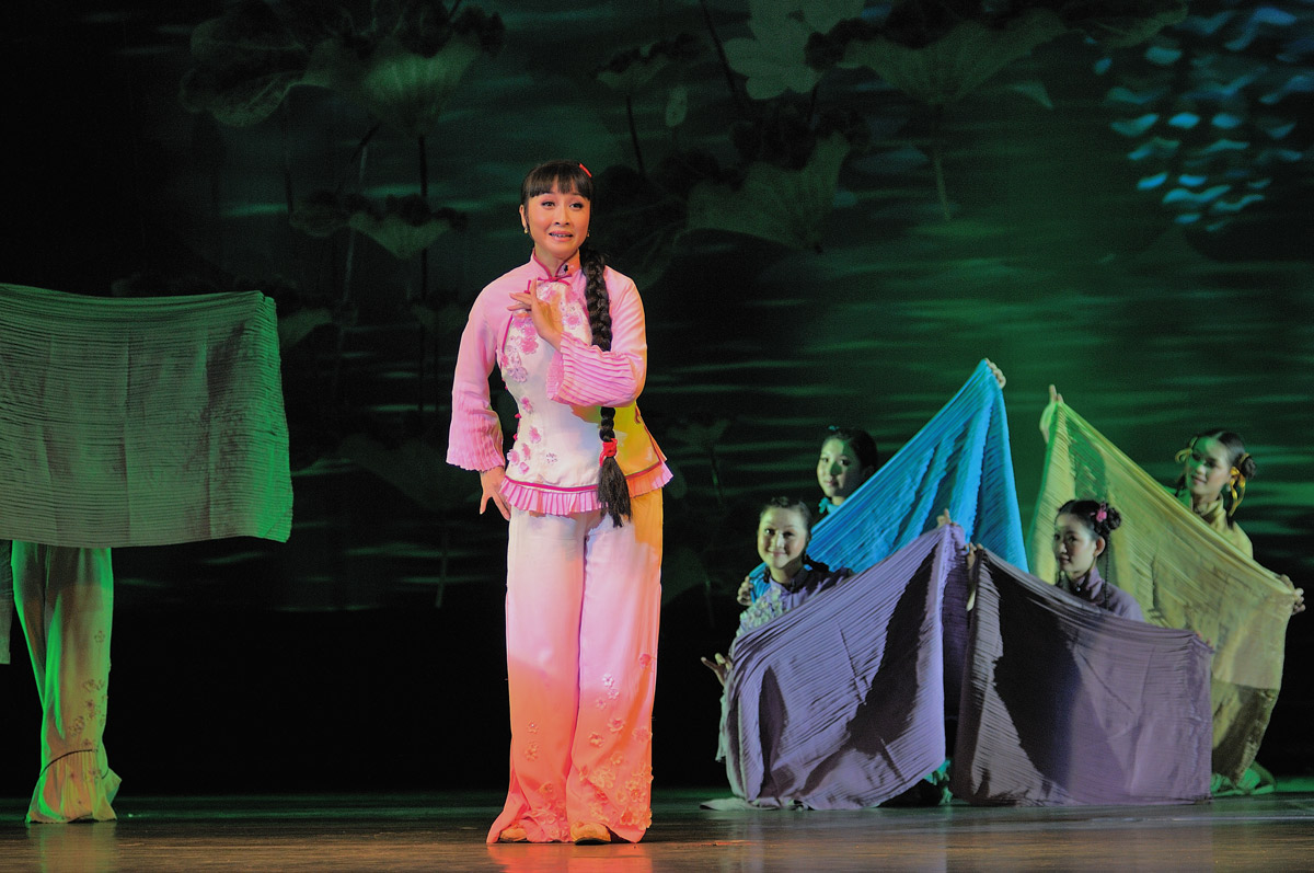 川剧《鸣凤》剧照--祝谭继琼夺梅成功!