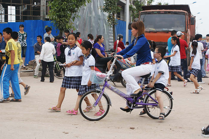 那些在学校门口接送孩子的家长们