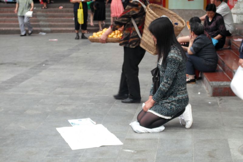 或许她这种方式比西部"初二站在寒风中等待的女子"那种方式好些.