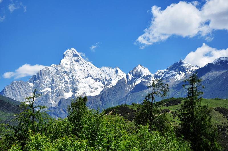 蓝天白云雪山草地