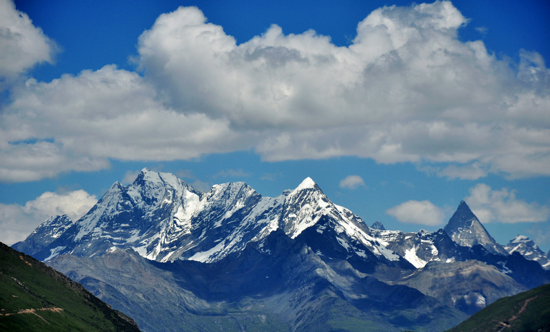 蓝天白云雪山草地
