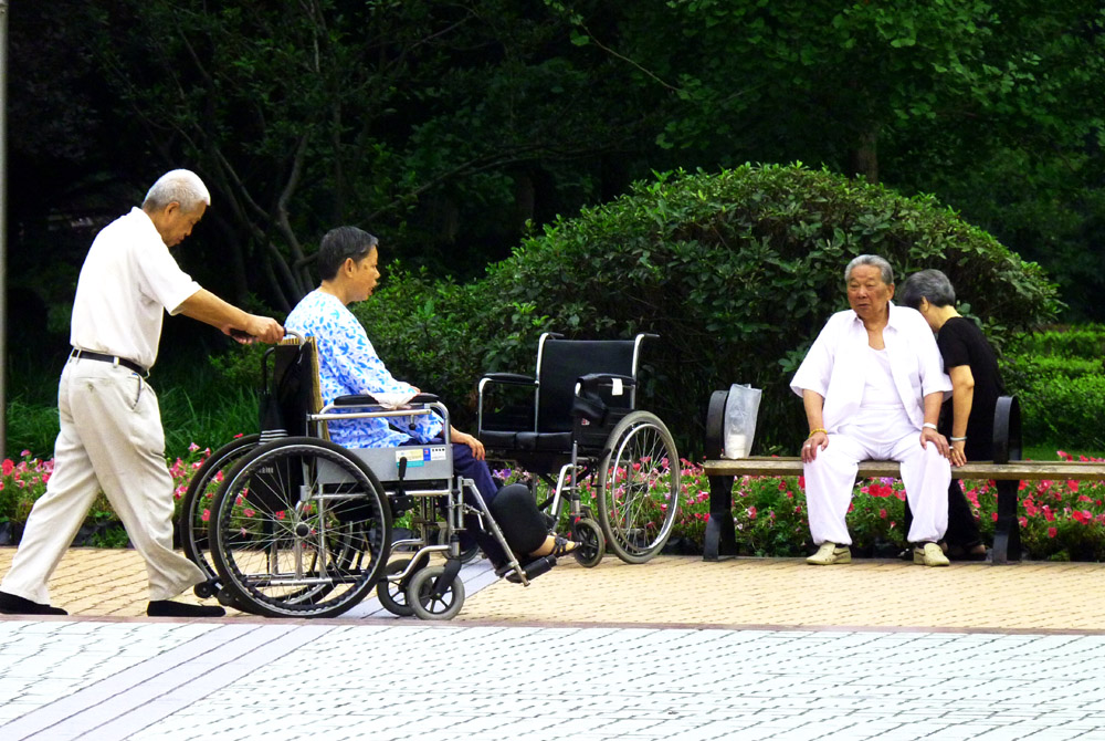 星期日在公園散步發現兩對夫妻推著有病的一方遊園.