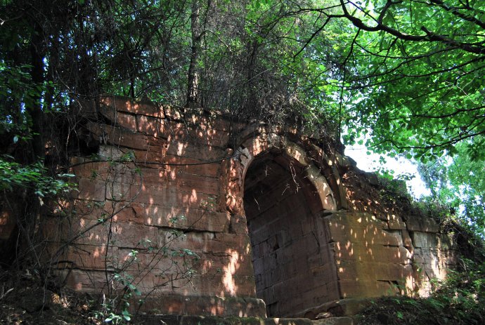 19 正文摘要:      寨子城,在我们的西南方向,单边距约35公里,属眉山