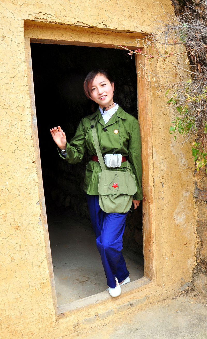 应我们要求,知青妹妹大方地站在当年知青的住宿旁让我们拍照!