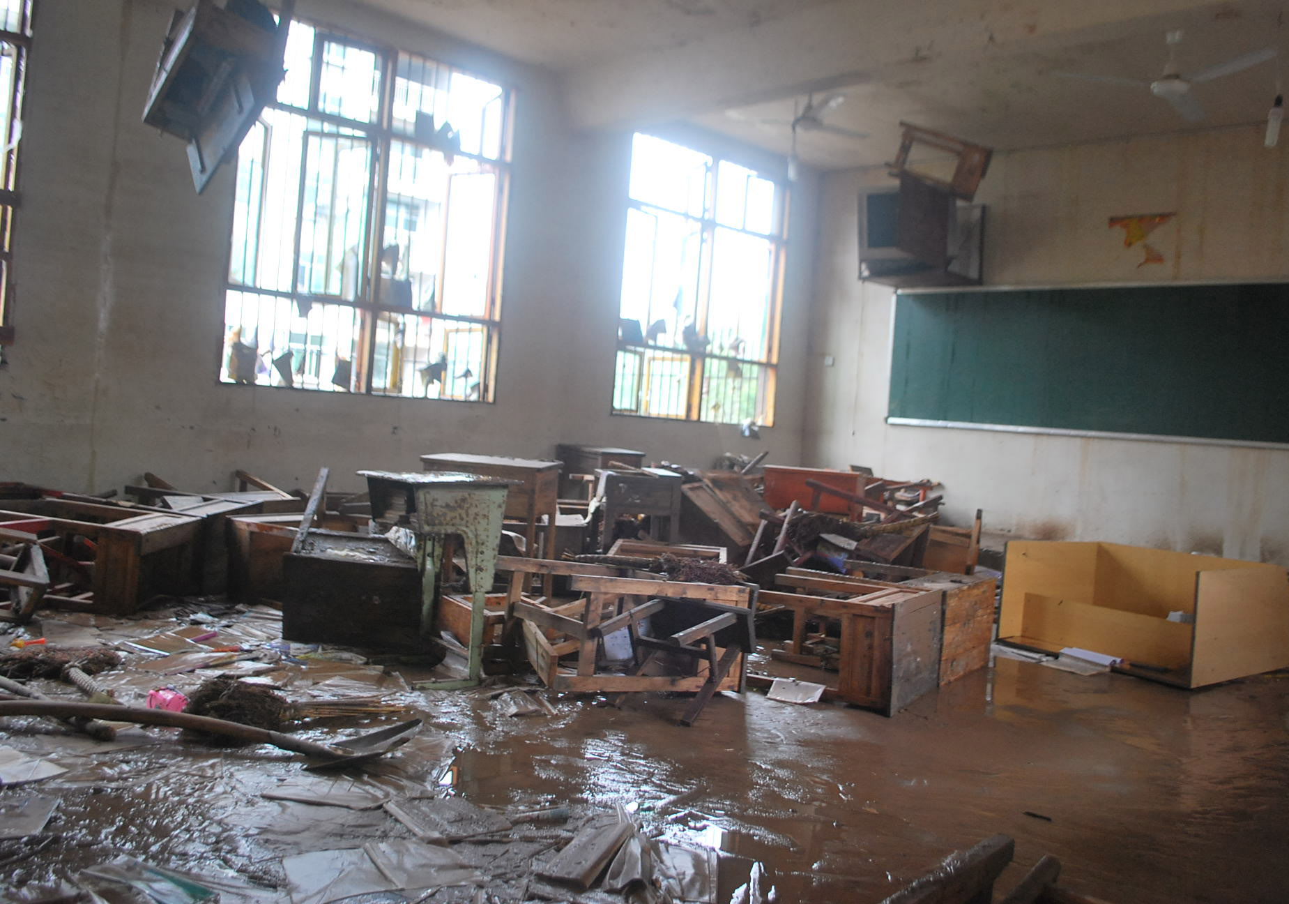 洪水肆虐后的平昌县金山中学(附图)