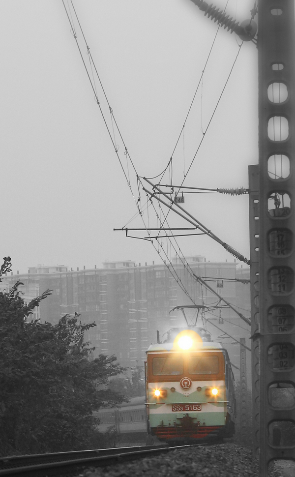 远方的列车慢慢驶进站,然后擦风而过,伴随着呼啸,又驭风驶向未知的