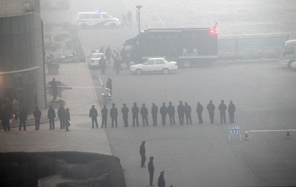 青岛黑老大聂磊受审 法院周边戒备森严