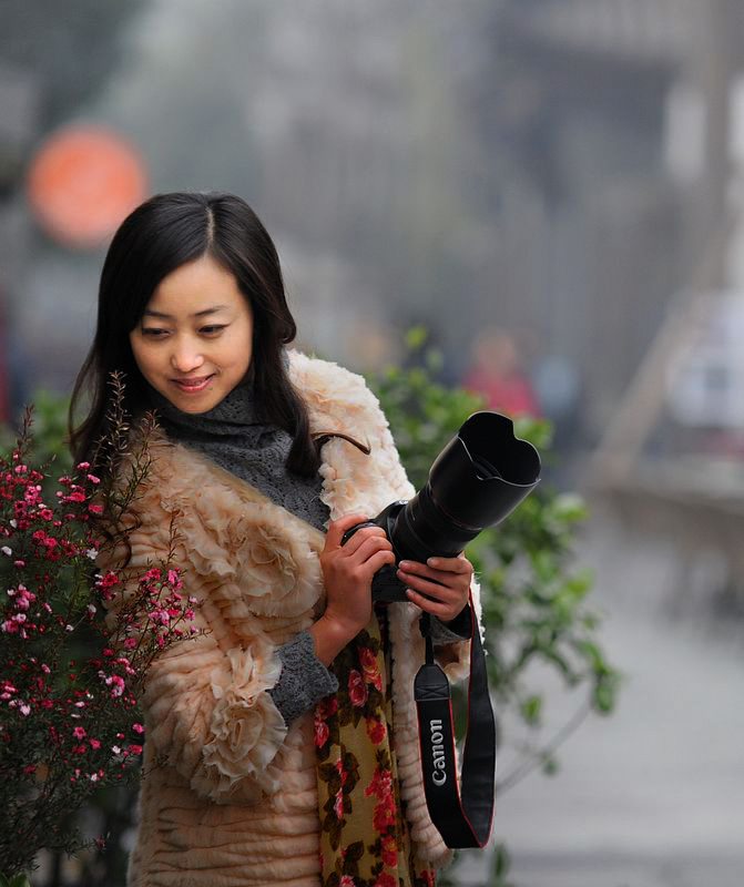 宽窄巷子外拍作业_"低头一笑"