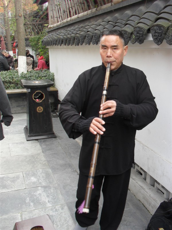 看宽窄巷子吹箫的人(图)