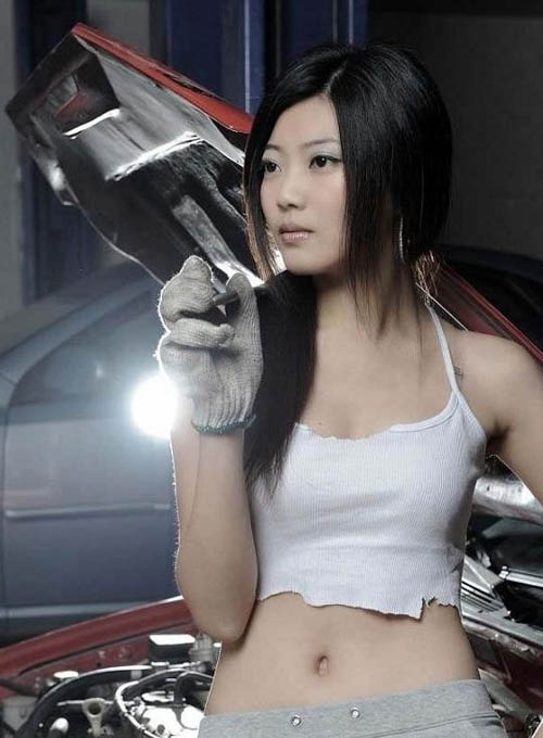 汽修工厂中美女车工 你觉得他会修车么