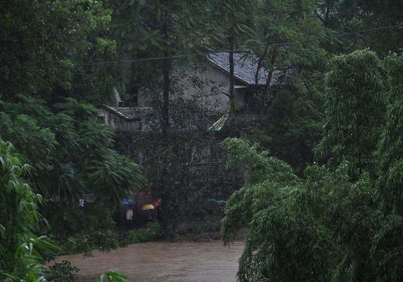 四川省营山县双流镇油坊街道被淹图片2010年9月,现在河道上面要建房