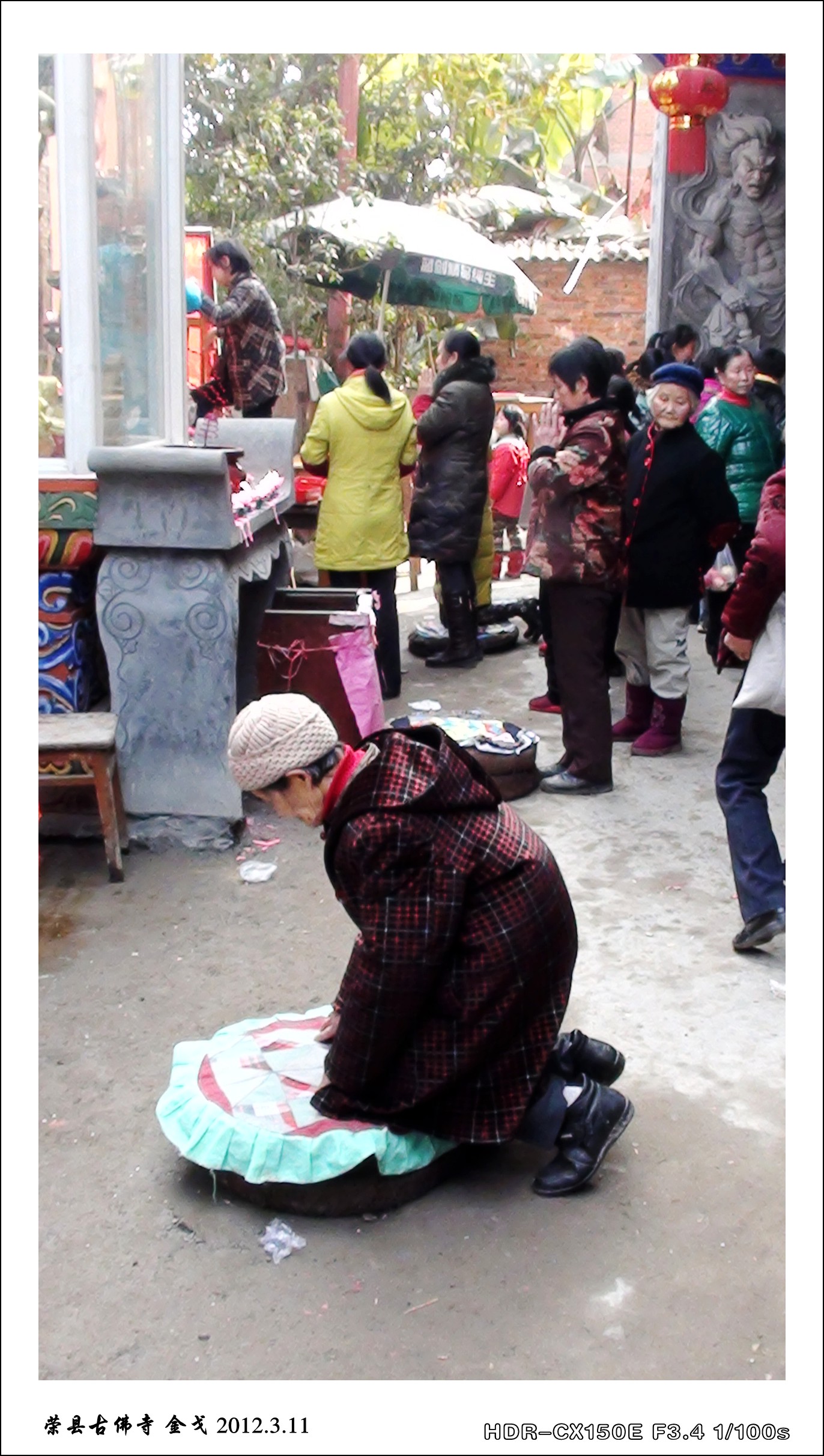 荣县古佛寺 庙小香客多