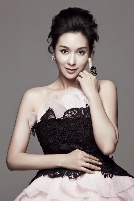 杨恭如大片 粉精灵与暗夜妖姬的早春盛会