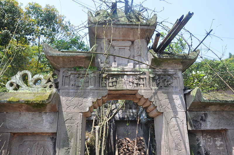 蓬安县济渡乡发现清光绪年间邓氏先祖精美石墓:双龙戏珠气势恢弘堪比