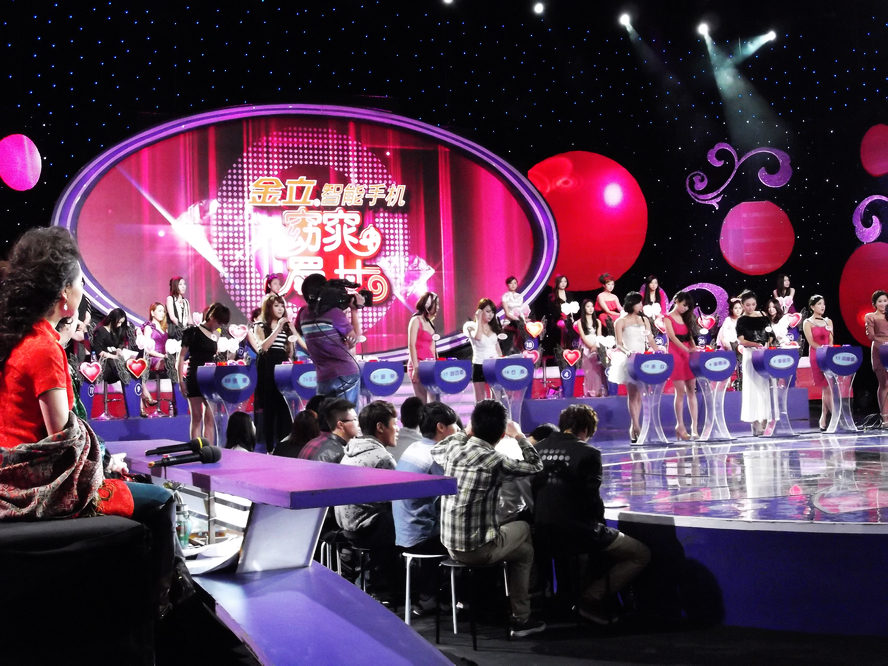 在录制开始前认真作最后一次安排)   (主持人宣布十位蜀女靓妹就位