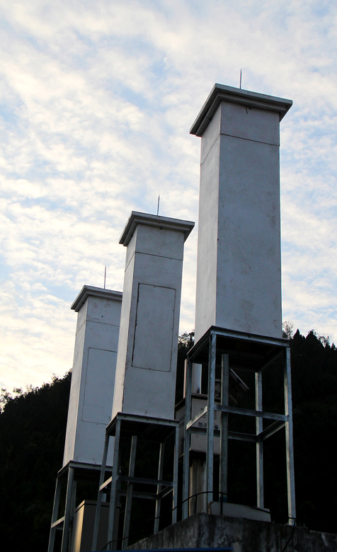 黑心的联通把手机信号塔建在居民区顶楼